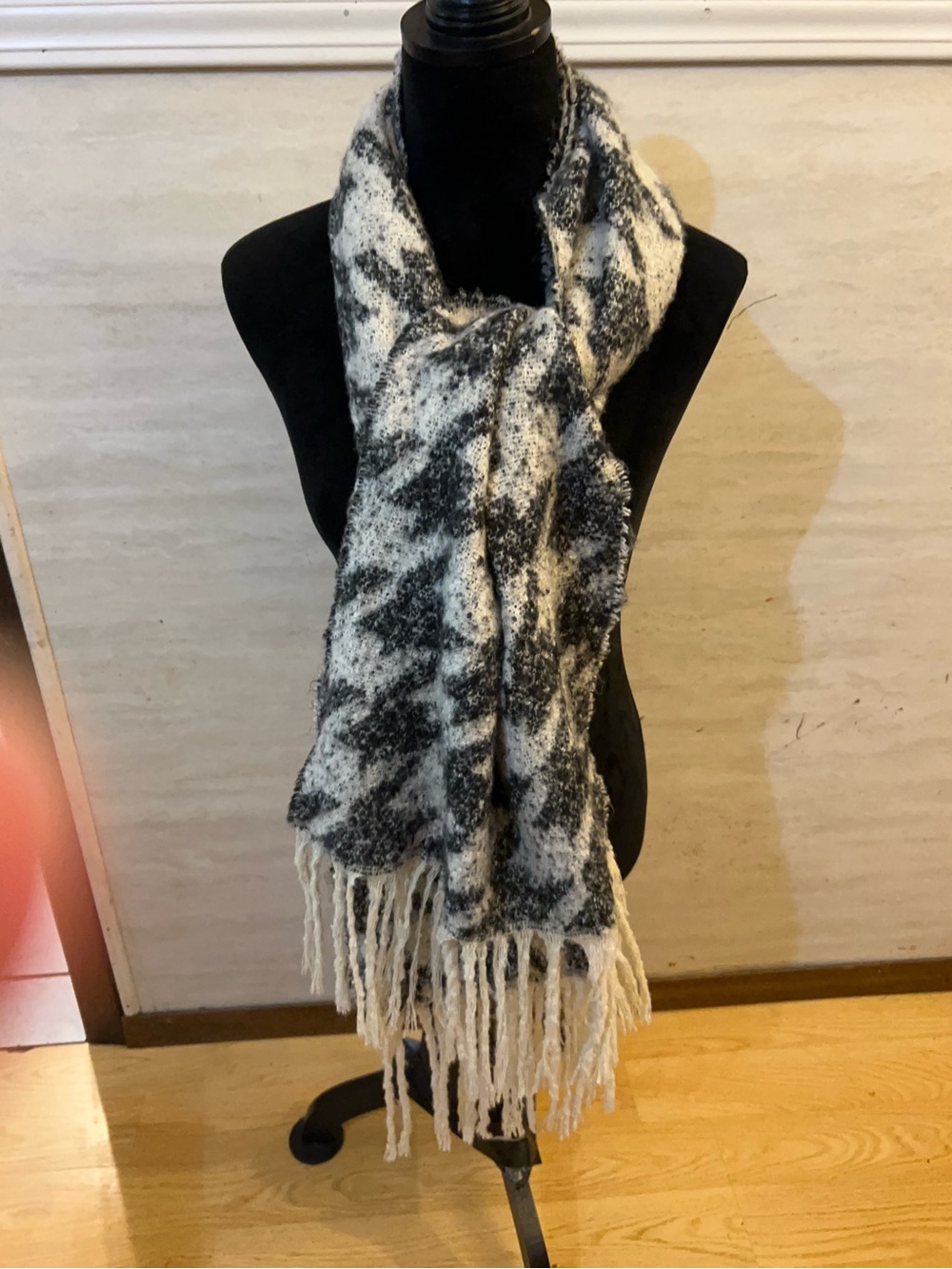 Steve Madden Jacquard Houndstooth Scarf / Blanket Wrap